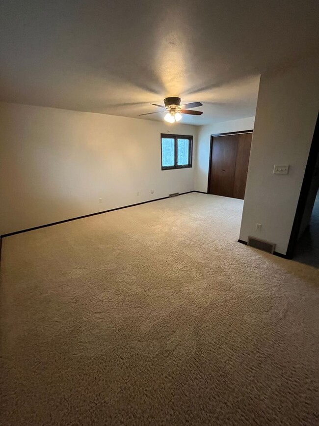 Building Photo - 2 Bedroom Condo- END UNIT!! FINISHED BASEM...