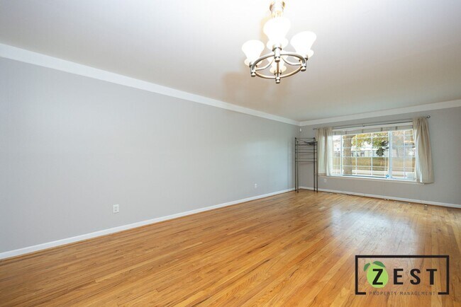 Building Photo - Beautiful 2 Bed 1.5 Bath Townhome available August 15th!