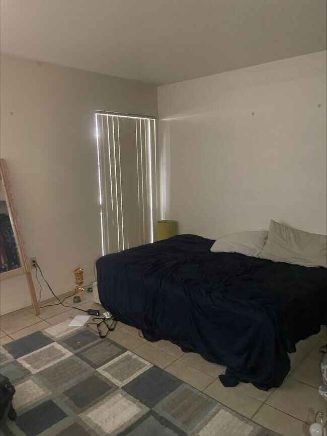 Foto del edificio - Location, location, location! 875 SF Unit-...