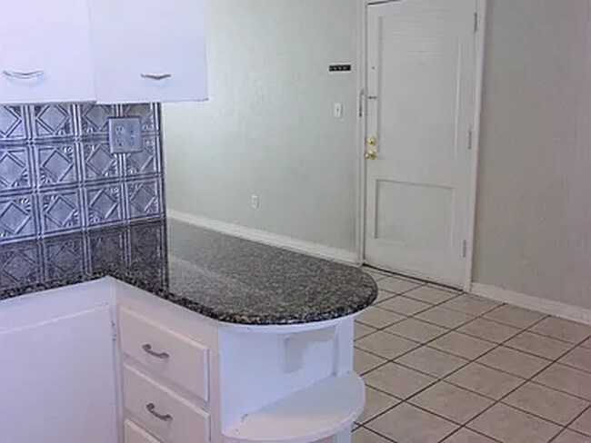 Foto del edificio - Updated 1-Bedroom in the Heart of the Plaz...
