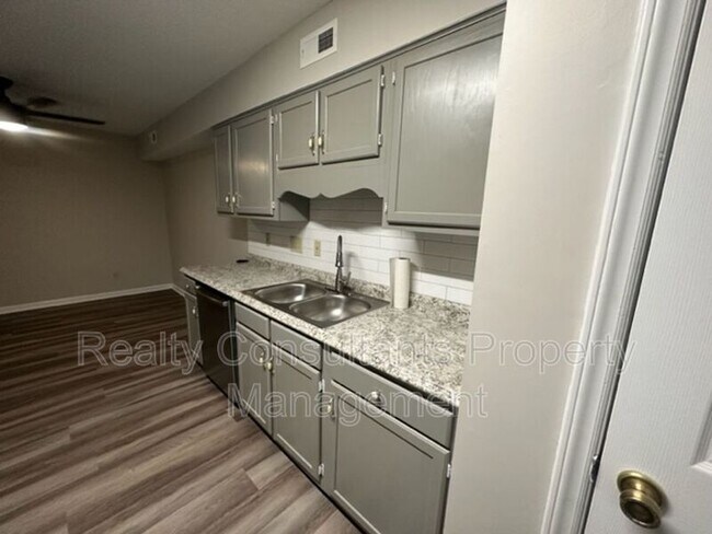 Building Photo - 800-C Folly Ct