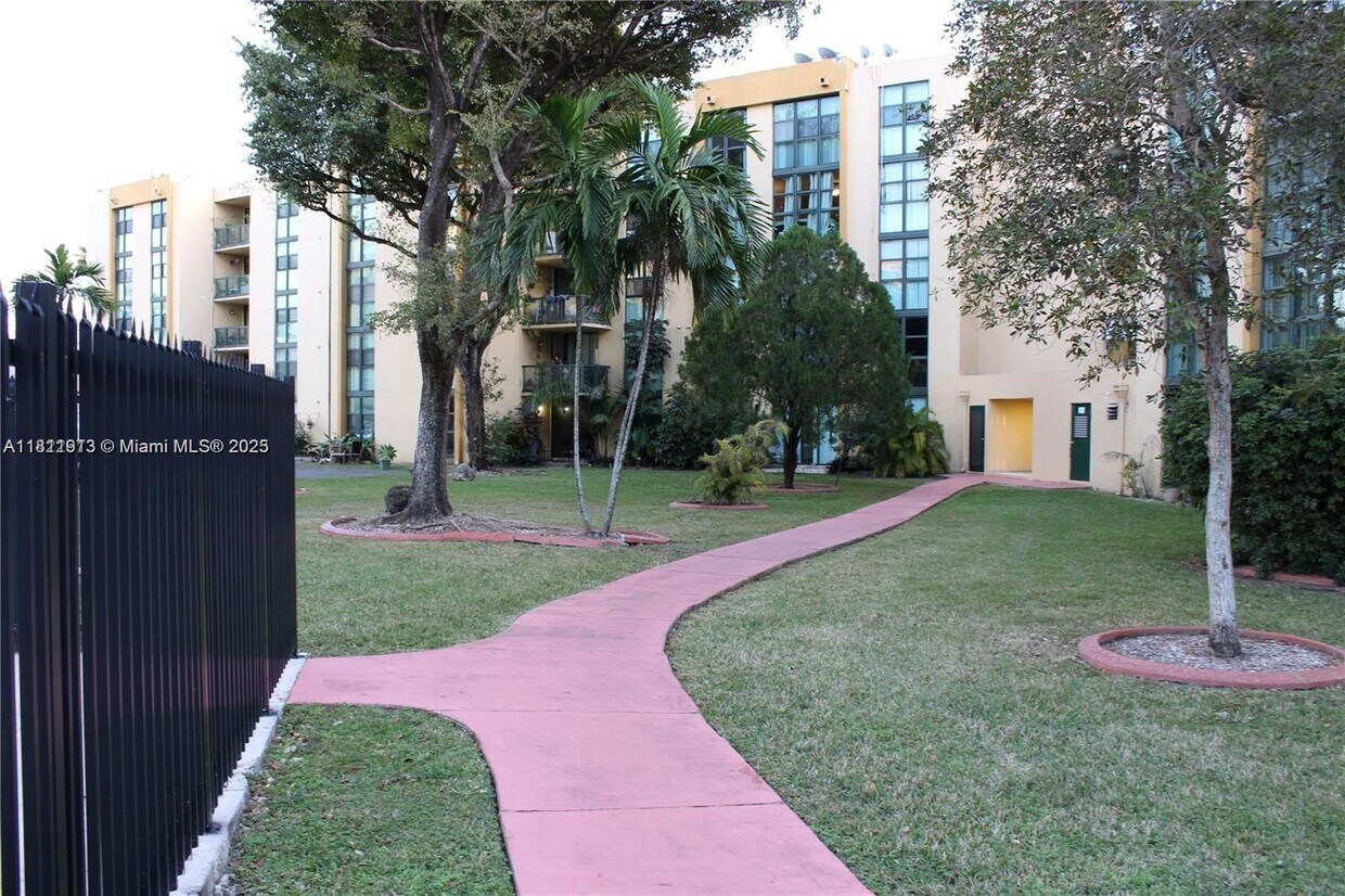 Foto principal - 11780 SW 18th St