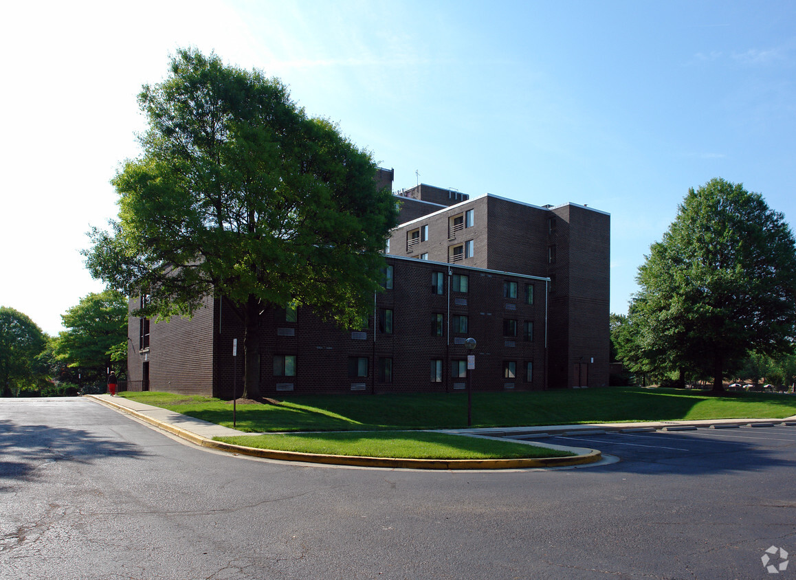 Building Photo - Londonderry Towers