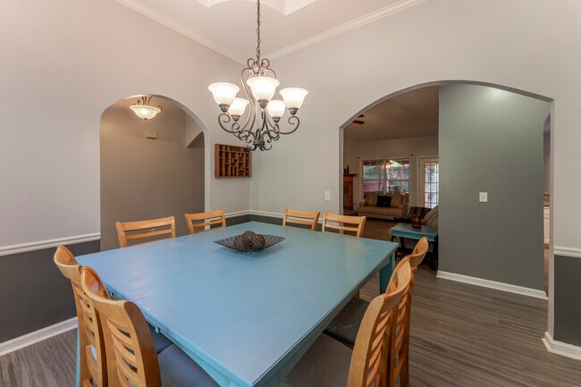 Foto del edificio - 3235 Crestview Dr