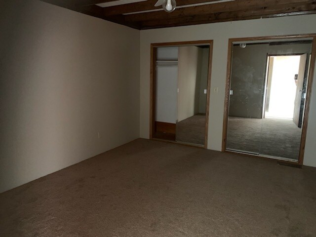 Dormitorio - 103 W Main St