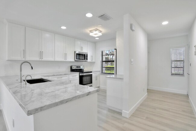 Building Photo - 9262 Vista Del Lago