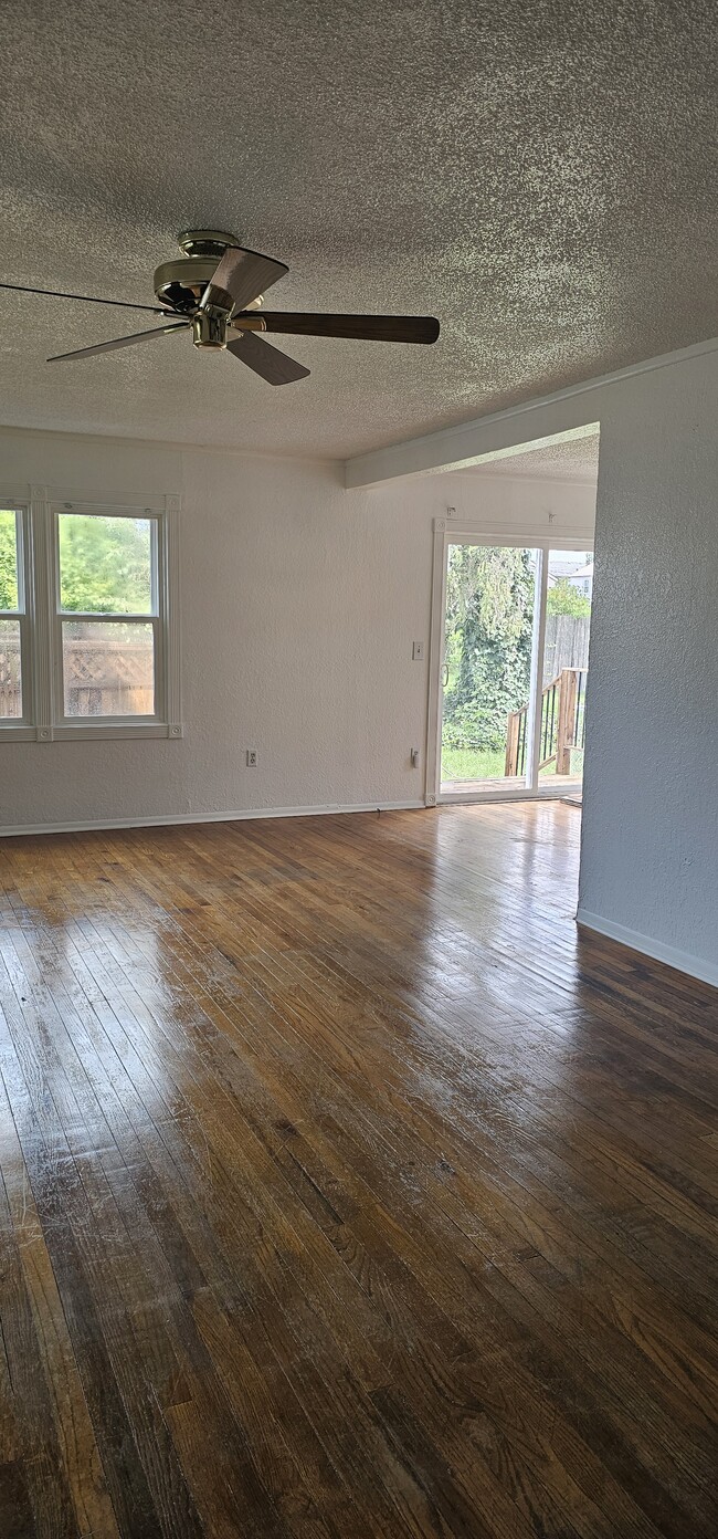 Building Photo - 1426 Thayer Dr