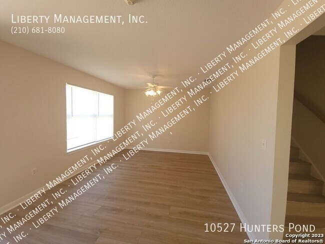 Foto del edificio - 10527 Hunters Pond