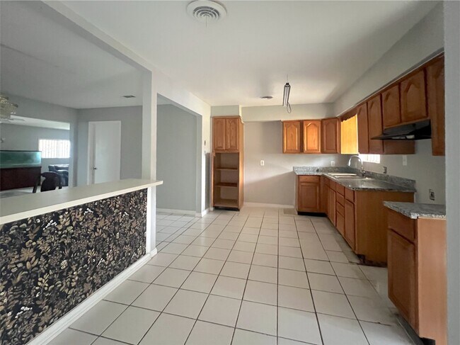 Foto del edificio - 13522 Hollypark Dr