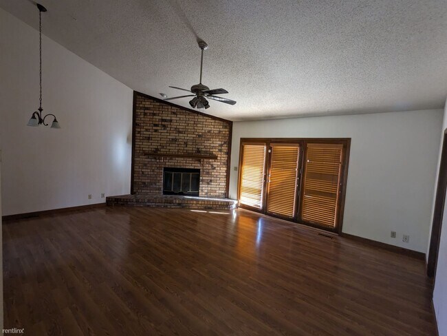Building Photo - 4 br, 3 bath Duplex - 3136 North Longfello...