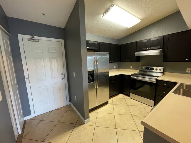 Foto del edificio - ANNUAL RENTAL - KEY ROYAL- THIRD FLOOR 3 B...