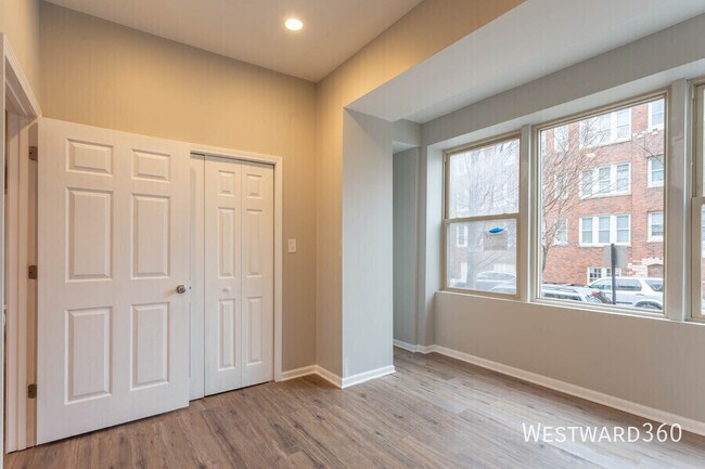 Foto del edificio - 4656 N Albany Ave