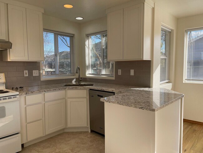 Building Photo - Newly Updated 3 Bedroom 2 Bath Home **Must See Home**