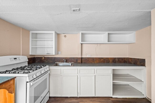 Building Photo - Cozy 1 Bedroom Apartment w/ Storage Space, Minutes from TTU & Downtown LBK