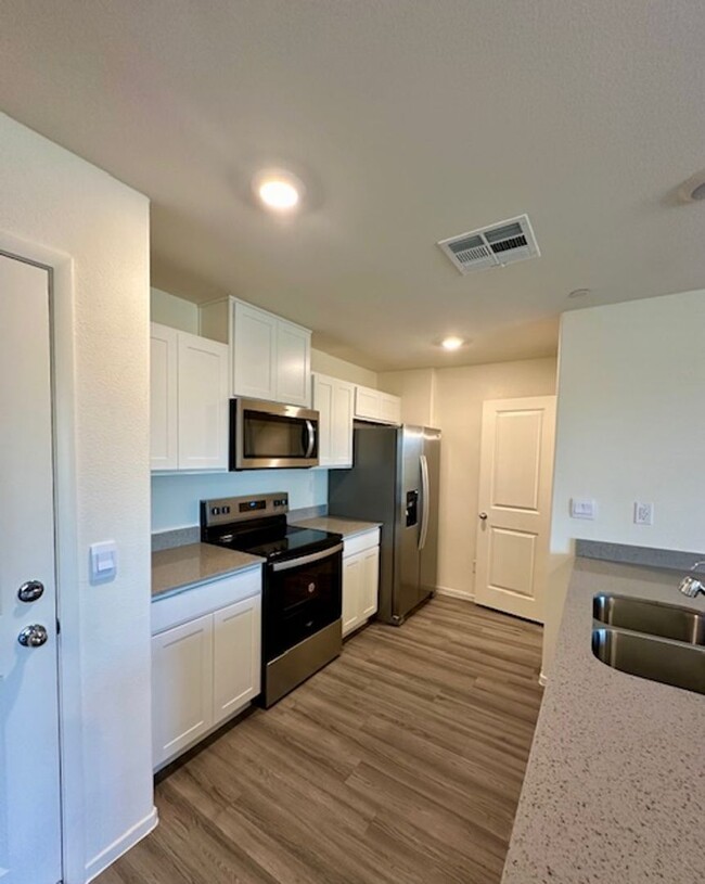 Building Photo - BRAND NEW DR HORTON GATED TOWNHOME COMMUNI...