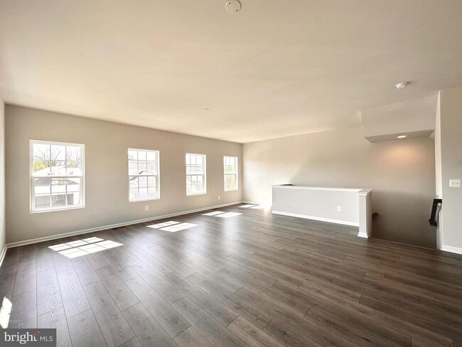 Building Photo - 526 Parkland Dr