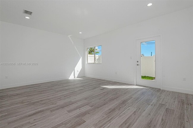 Building Photo - 635 NW 30th Ave