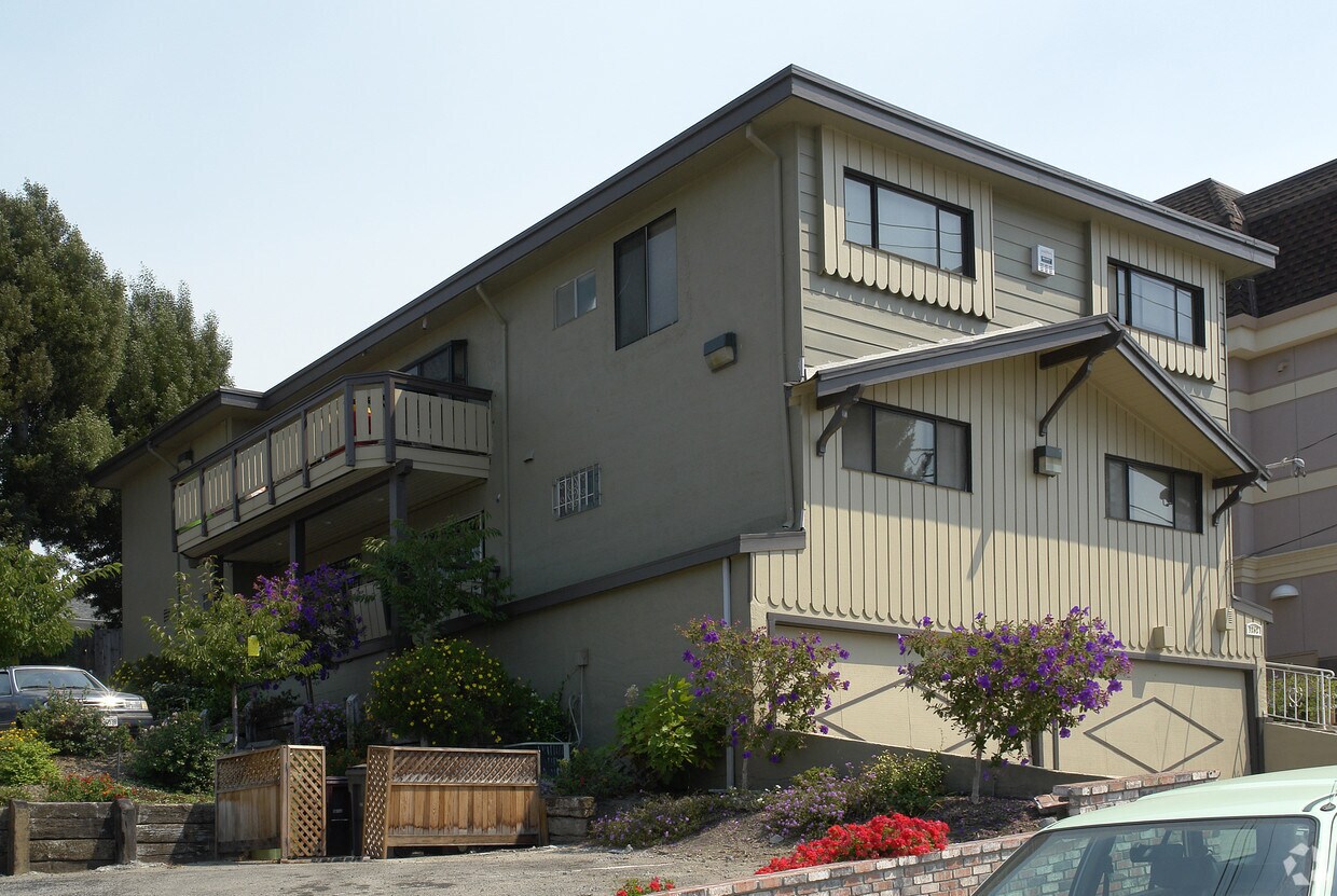 Building Photo - 3252 Logan St