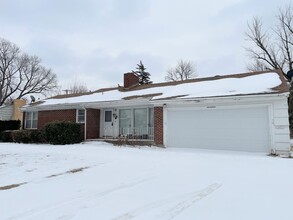 Building Photo - 17 E 28th Ave