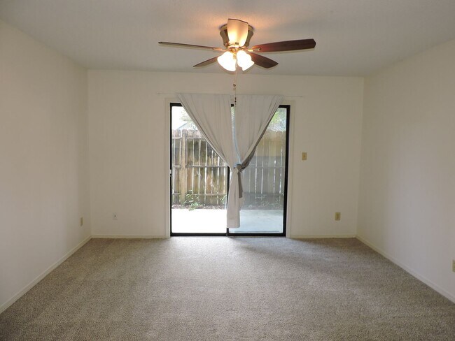 Building Photo - Convenient to schools, beaches, & shopping