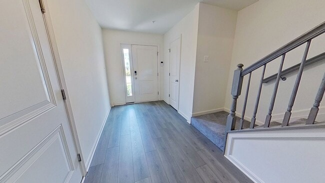 Building Photo - Townhouse