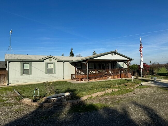 4 Bed / 2 Bath Country Home – Solar + Move-In Ready - 4 Bed / 2 Bath Country Home – Solar + Move-In Ready