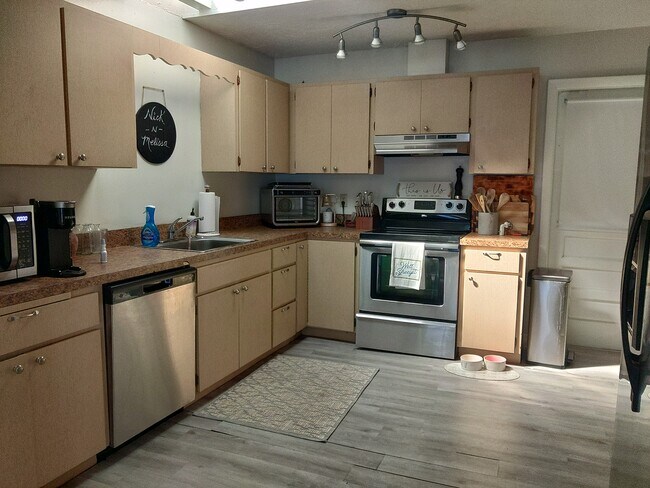 Building Photo - 755 SW Rustic Cir