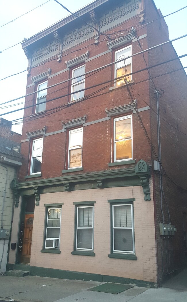 Building Photo - 18 Willow St