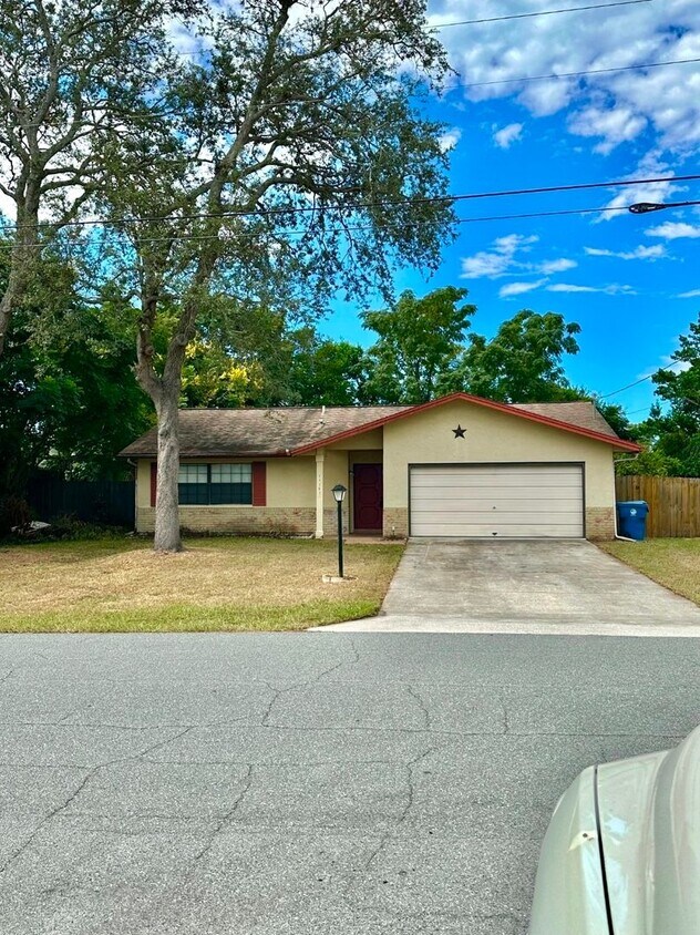 Foto principal - 3 bedroom 2 bathroom house fully fenced in...