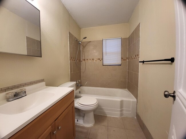 Foto del edificio - 1915 Poage Ave