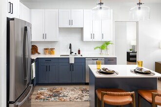 Building Photo - Marlowe Lake Manatee