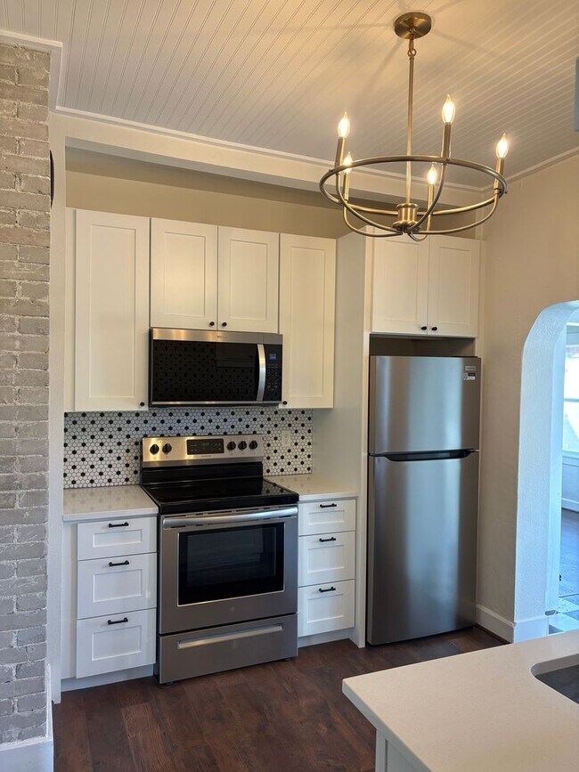 Foto del edificio - Beautifully Remodeled 3BA/1BA Audubon Home