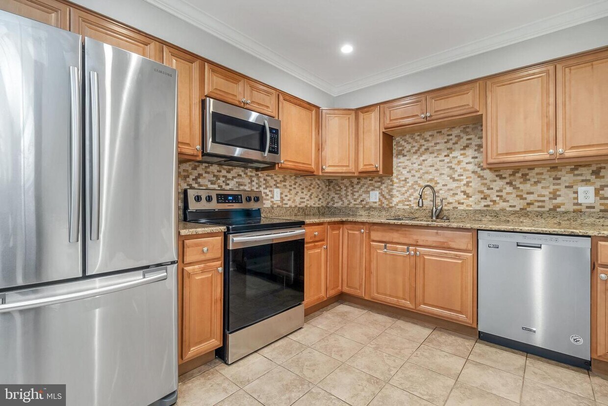 Primary Photo - 305 E Dartmouth Dr