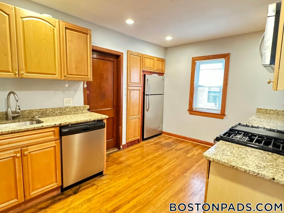 Primary Photo - 65 Saxton St