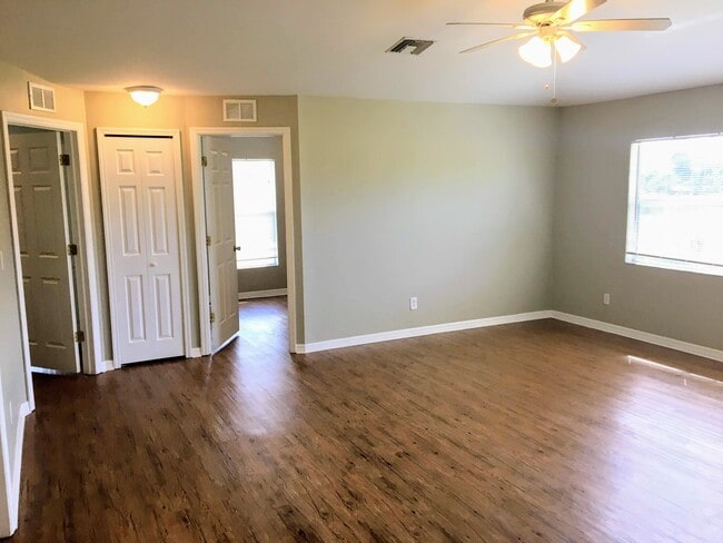 Building Photo - 2213 Armour Rd