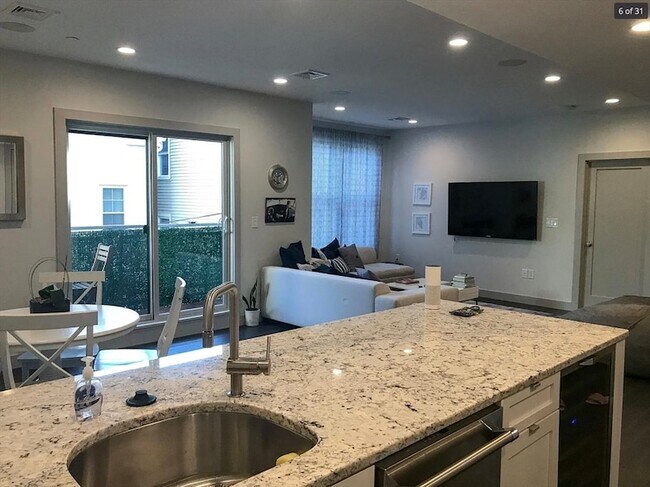Foto del edificio - 309 E Street Unit 24