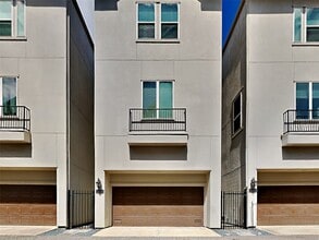 Building Photo - 1313 W 24th St