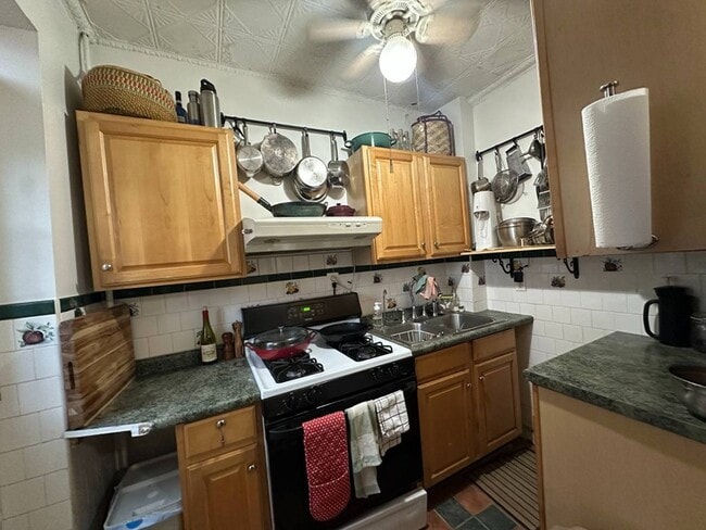 Building Photo - 374 Columbia St