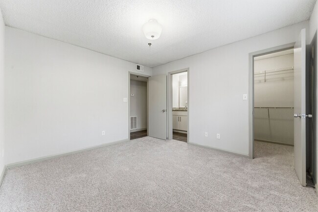 Relájese en un tranquilo refugio en un dormitorio con amplio espacio. - Buckhead and Vine