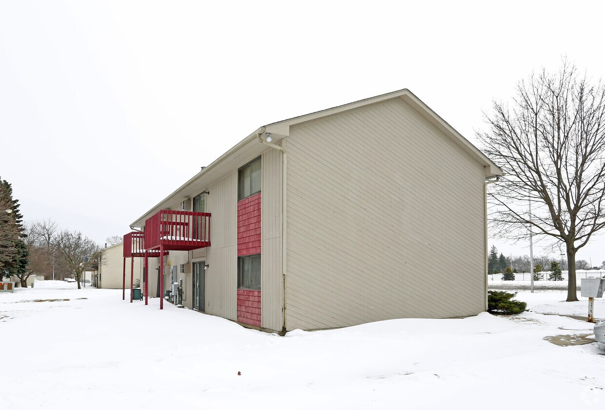 Building Photo - 716 Joslyn Ave