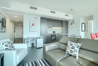 Building Photo - 1275 Rue Saint-Antoine O