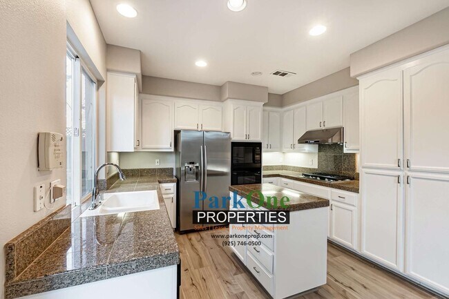 Building Photo - Nicely Updated 3/3 In San Ramon!