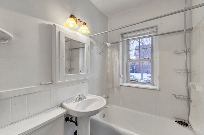 Foto del edificio - 2552 Garfield Ave