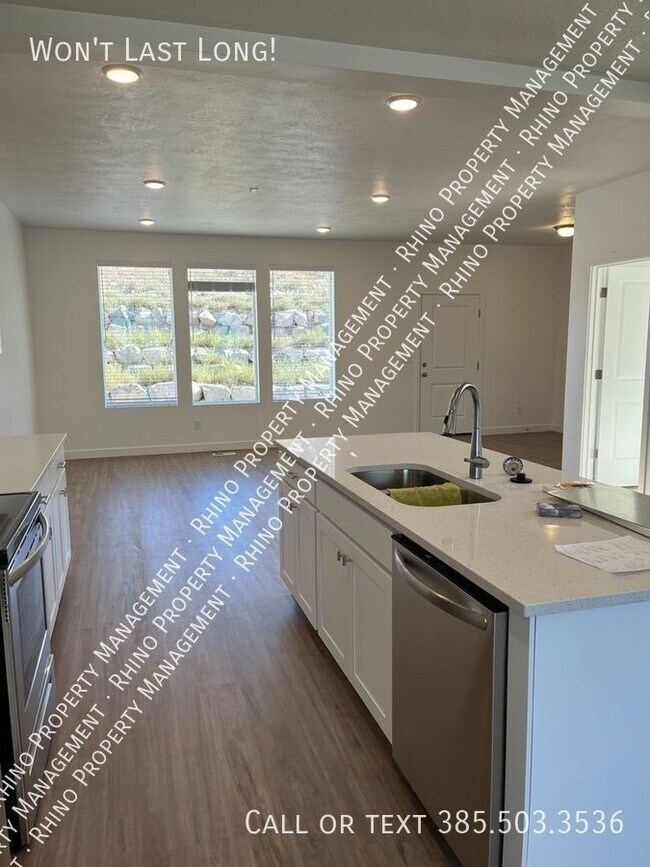 Building Photo - 3 bedroom/2.5 Bathroom Townhome in Eagle M...