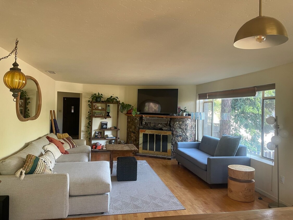 Foto principal - CHARMING 3BR/1BA home in ALPINE with LARGE...