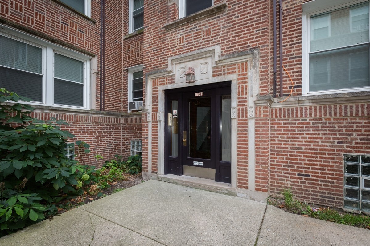 Building Photo - 1433-45 W Lunt Ave