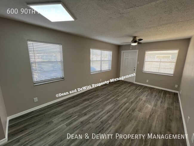 Foto del edificio - 600 90th Ave N