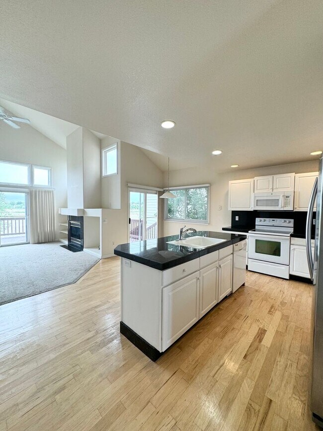 Foto del edificio - Stunning 4 Bedroom, 3.5 Bath with 3 car attached garage Home in Paragon Estates in Fort Collins, CO