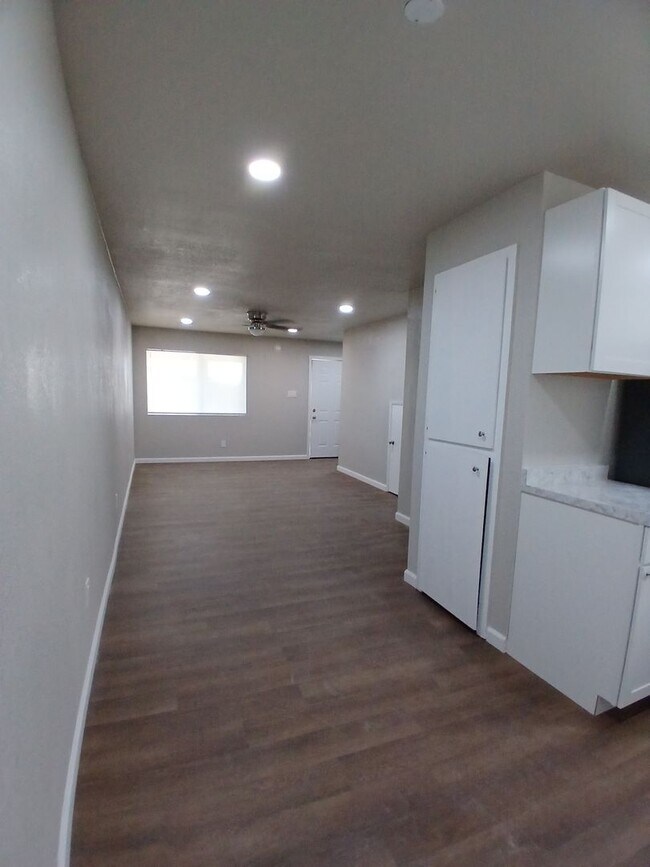 Foto del edificio - 305 N Lake Ave