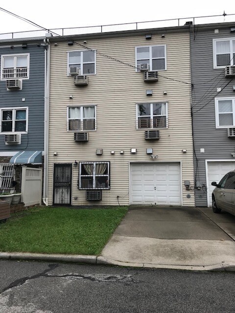 Building Photo - 673 Bergen St